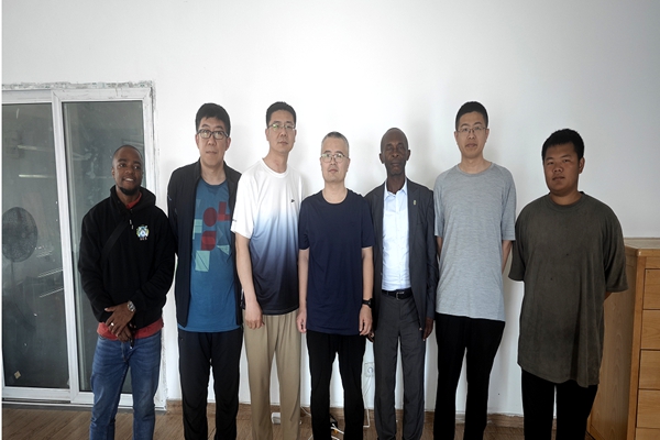 施工技術(shù)組與米蘇捷市長接洽_副本.jpg 施工技術(shù)組與米蘇捷市長接洽_副本.jpg