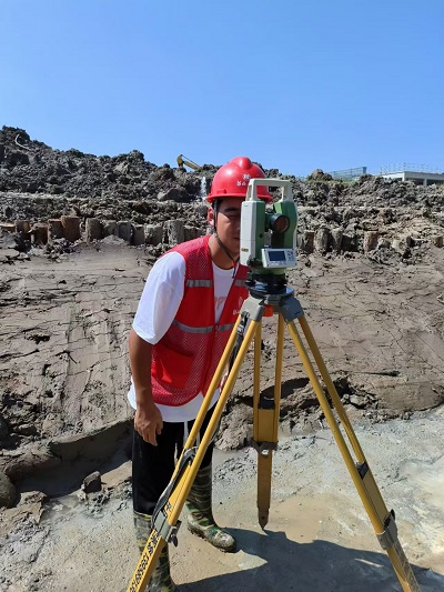 測(cè)量放線.jpg 測(cè)量放線.jpg