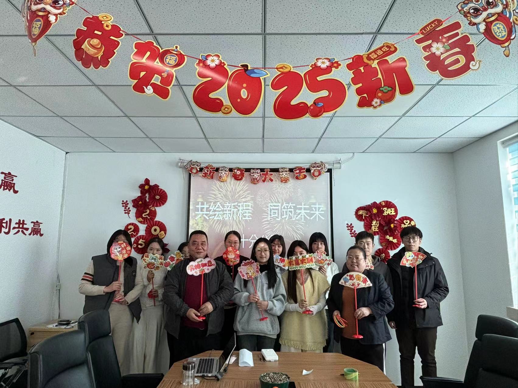 福牌遞真情 攜手共奮進(jìn)——拍攝者容倩.jpg 福牌遞真情 攜手共奮進(jìn)——拍攝者容倩.jpg