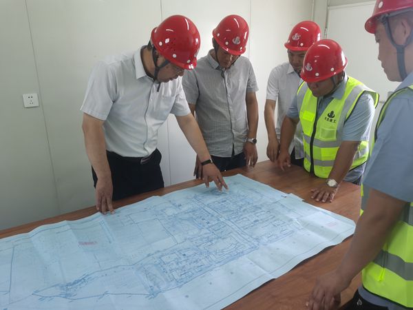 技術(shù)先行-李占武在現(xiàn)場與技術(shù)人員研究施工方案_副本.jpg 技術(shù)先行-李占武在現(xiàn)場與技術(shù)人員研究施工方案_副本.jpg